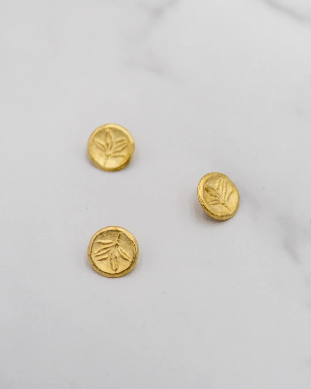 Leafy matte metal shanked buttons in gold-color - 5/8" / 15 mm