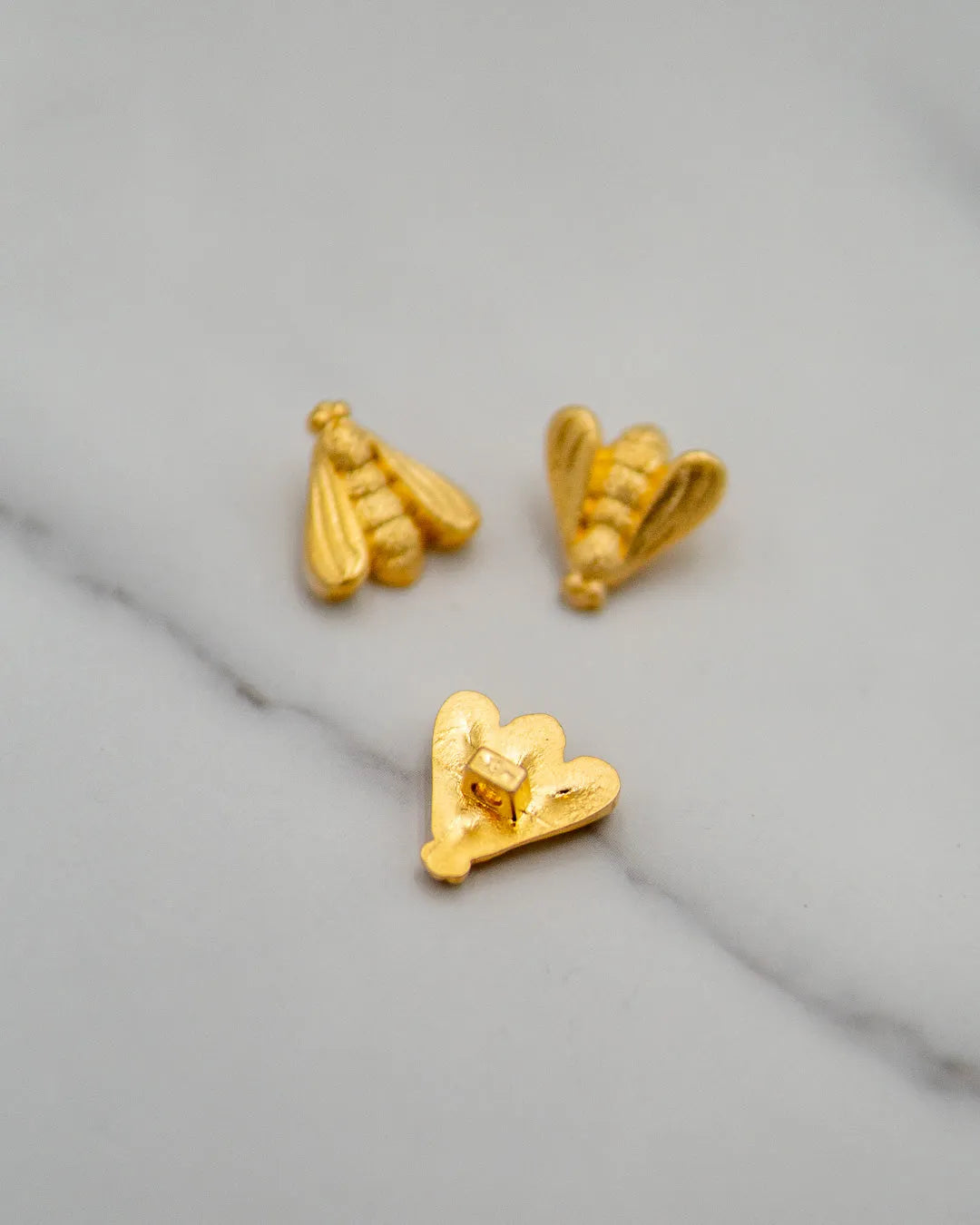 Lovely bees metal shanked buttons in gold color - 3/4" / 18 mm