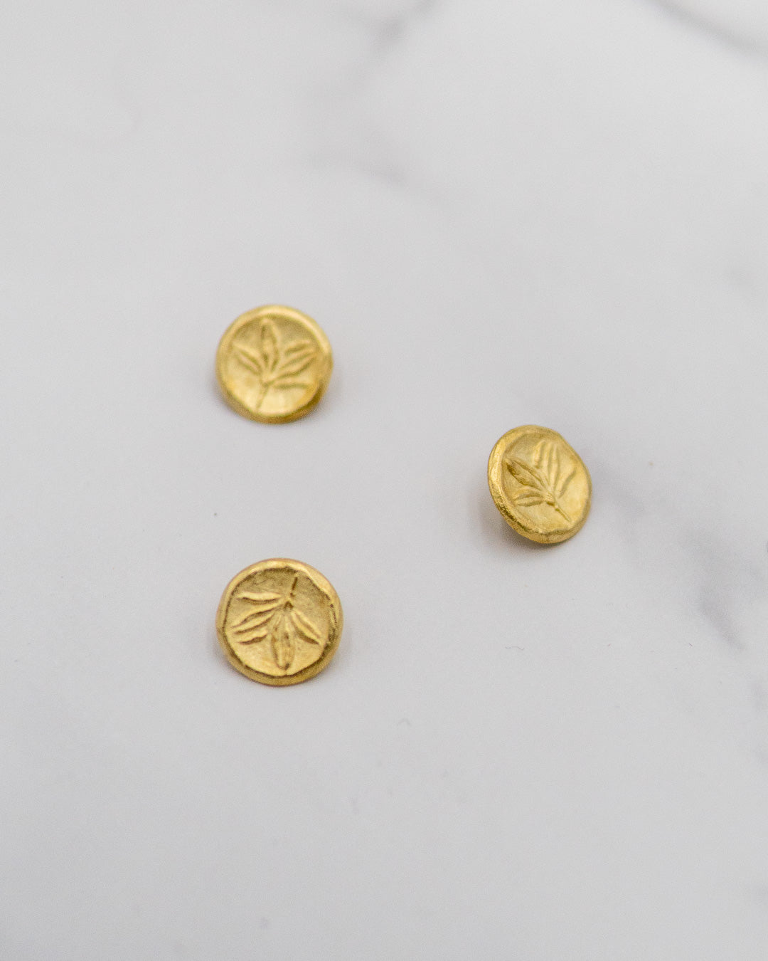 Leafy matte metal shanked buttons in gold-color - 5/8" / 15 mm