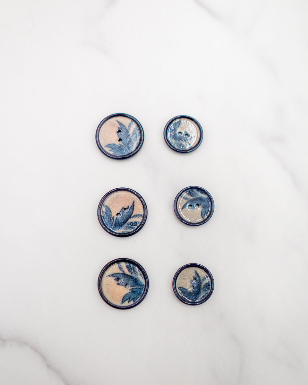 Blue rimmed floral corozo buttons - 18 or 22 mm or 7/10-7/8"